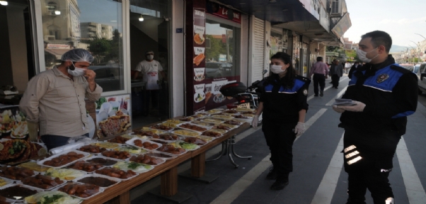 Cizre Polisi Korona virüsle Mücadele kapsamında esnaflara broşür dağıttı