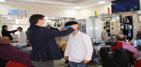 Cizre Milli Eğitim Müdürlüğü Berber ve kuaförlere, koruyucu siperlik dağıttı