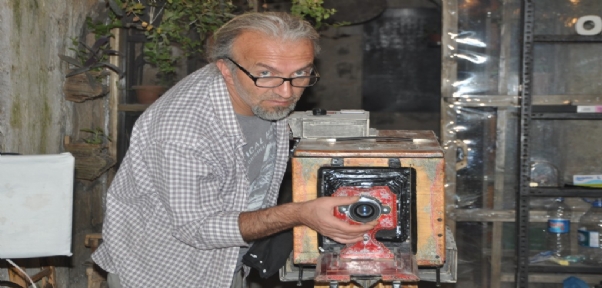 Kendi yaptığı körüklü fotoğraf makinesi ile siyah beyaz fotoğraf tutkunlarına geçmişi yaşatıyor