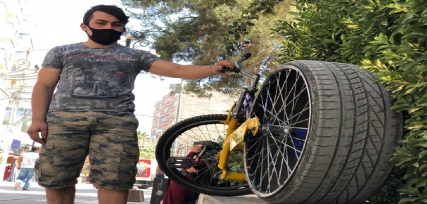 Otomobil lastiğini bisikletine taktı, görenler gözlerine inanamadı