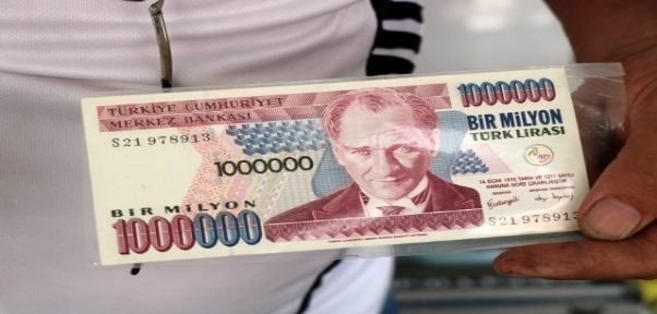 Eski paraların değeri dudak uçuklatıyor! D serili 500 tl`ler 5 bin tl`ye satılıyor