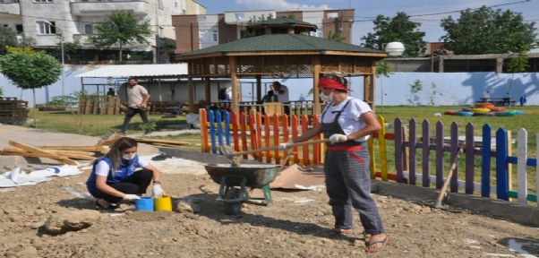 Atık Malzemelerden `Gençlik Dönüşüm Bahçesi` Oluşturdu