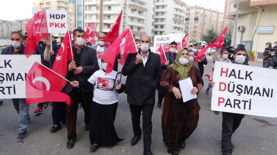 EVLAT NÖBETİNDEKİ AİLELER, HDP'NİN KAPATILMASI İÇİN YÜRÜYÜŞ YAPTI