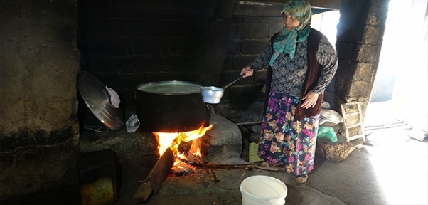 Fedakar anne günde 100 kilo yoğurt satarak çocuklarını okutuyor