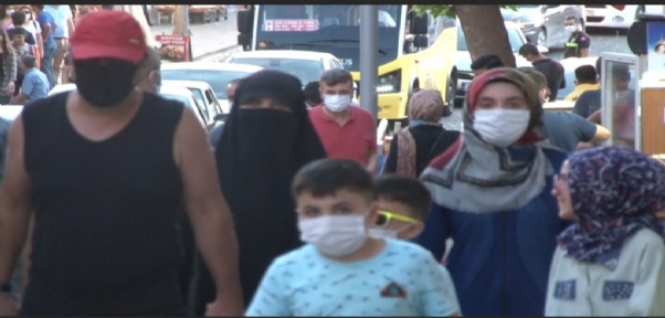 Mardin`de Vaka Sayısının Neden Arttığını Vatandaşlar Özetledi: "Sağlıklı Hava Alabilmemiz İçin Maske Takmamalıyız"