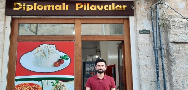 Üç Diploma Sahibi Üniversite Mezunu, Pilav Dükkanına Verdiği İsimle Binlerce Kişiye Umut Işığı Oldu