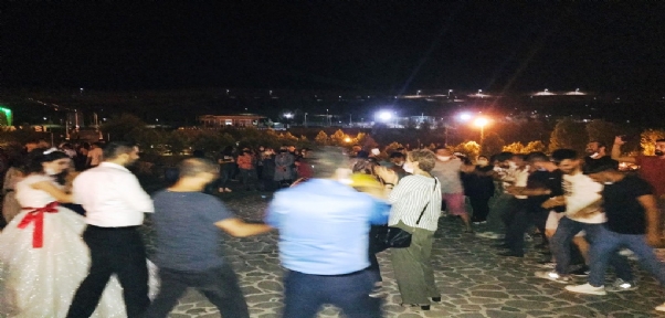 Kısıtlamalara Rağmen Maskesiz Ve Mesafesiz Halay Çektiler