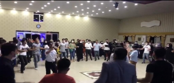 Diyarbakır`da Onlarca Kişi `Korona Virüsle` Halayda Bir Araya Geldi