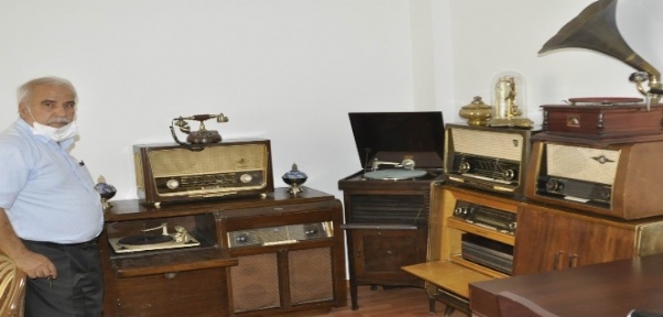 100 Yıllık Nostaljik Radyolara Gözü Gibi Bakıyor