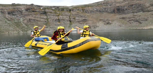 3 bin rakımda rafting keyfi