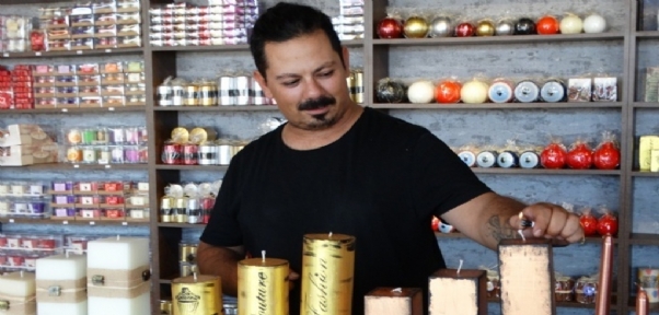 Günde 8 Saat Yanan Mum 1 Ayda Ancak Yarısına Geliyor