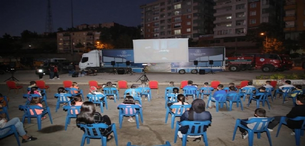 Şırnak Belediyesi Çocukları Gezen Sinema İle Buluşturdu