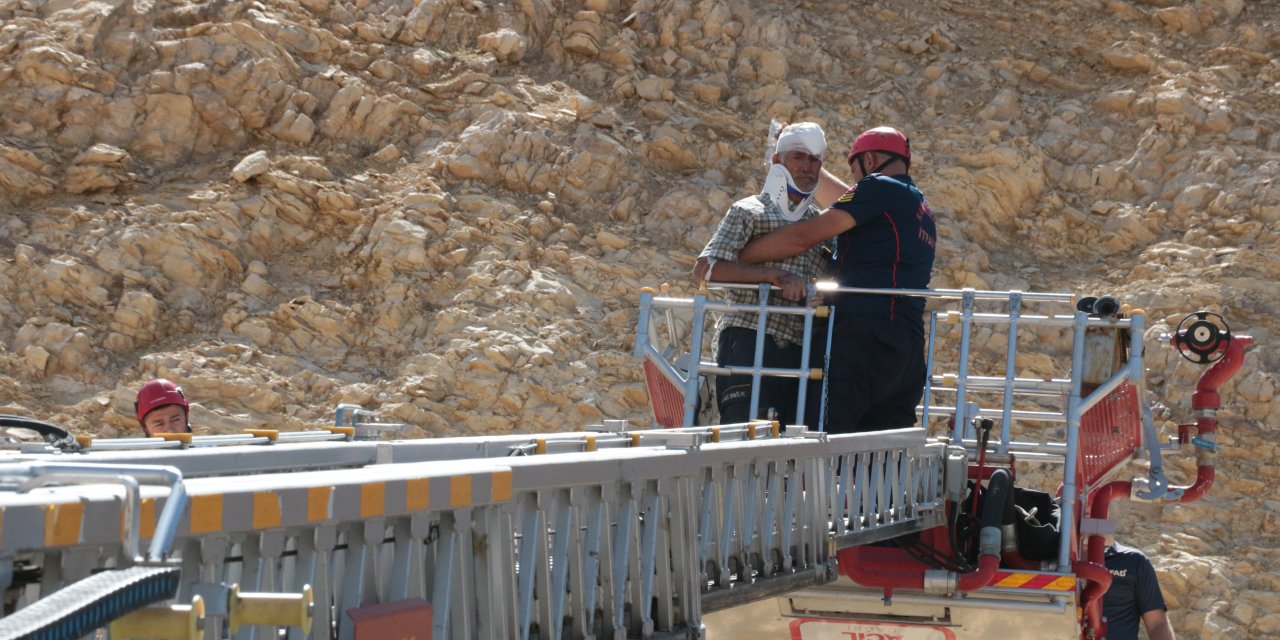 Dağ çayı toplarken depreme yakalandı, ayakları kayıp kayalıklardan düştü