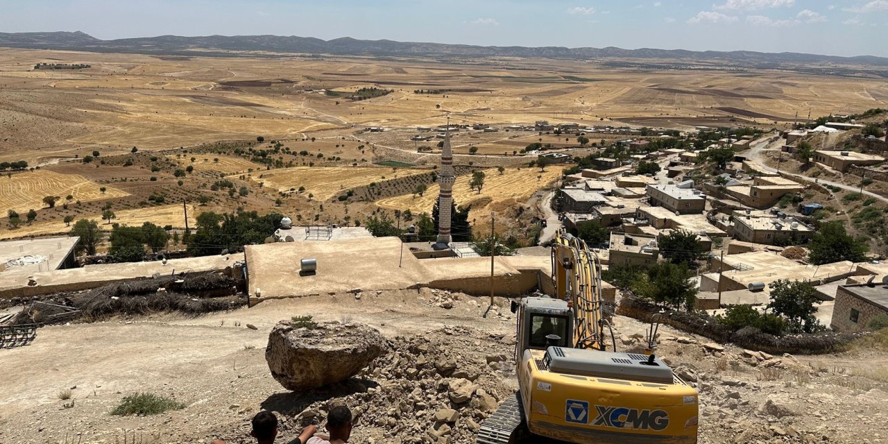 Tehlike saçan dev kaya parçaları kaldırıldı
