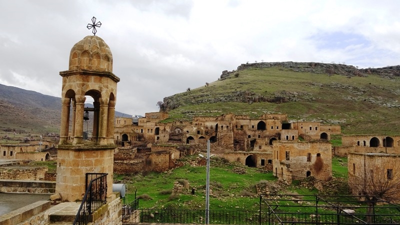 Mardin’de farklı dinlere mensup vatandaşlar huzur içinde bir arada yaşıyor