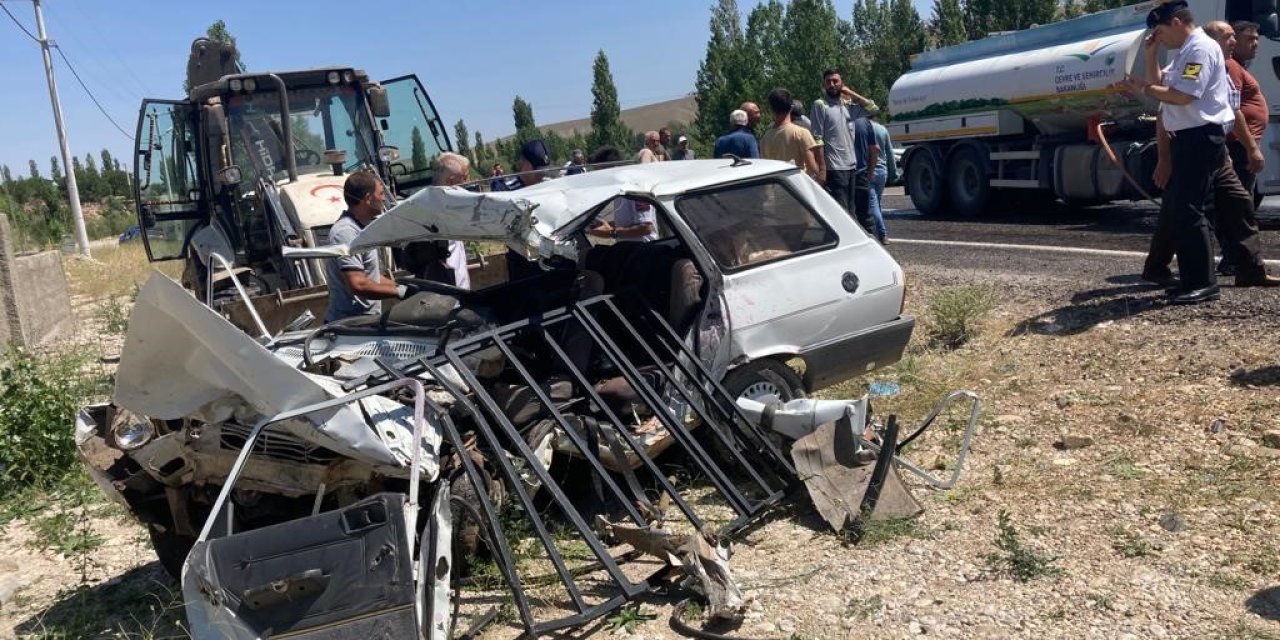 Minibüs ile otomobil kafa kafaya çarpıştı: 2 ölü, 1 yaralı