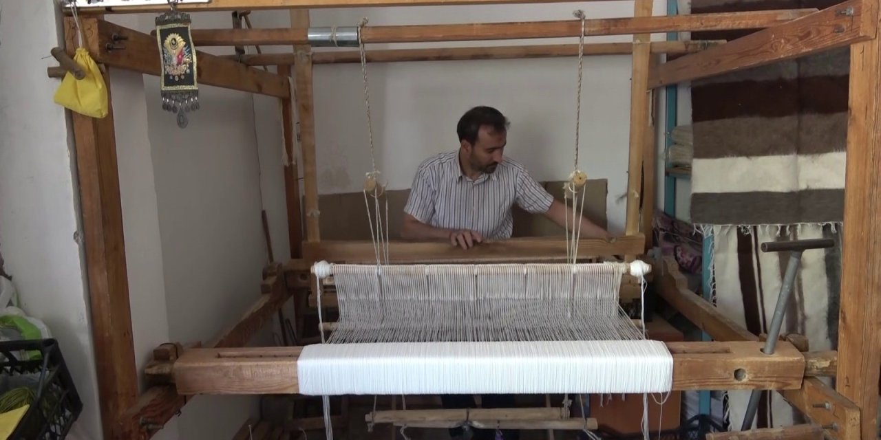 Faraç usta dede mesleği battaniye dokumacılığını 40 yıldır sürdürüyor