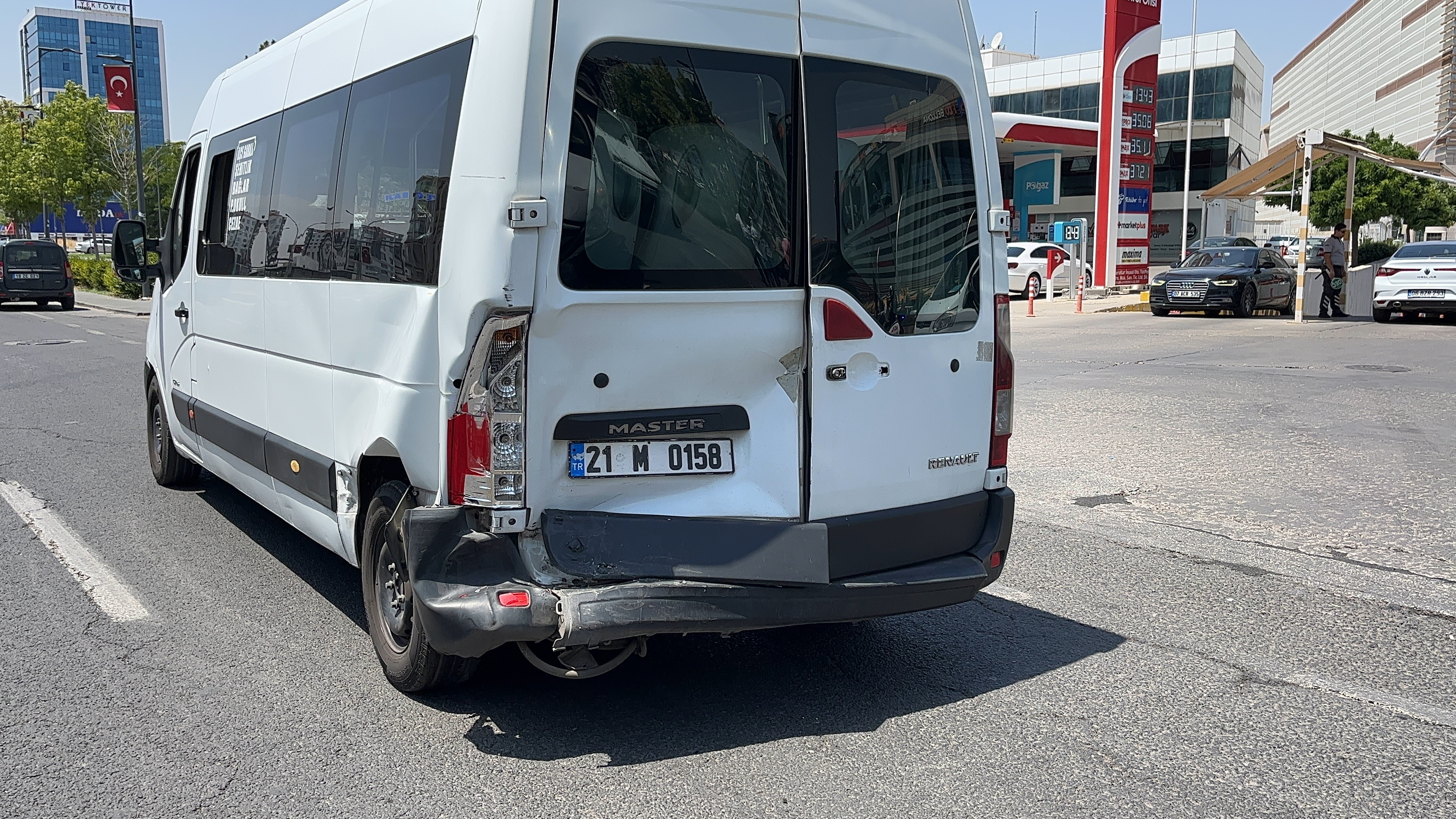 Ani fren sonucu iki minibüsün çarpıştığı kazada 2 kişi yaralandı
