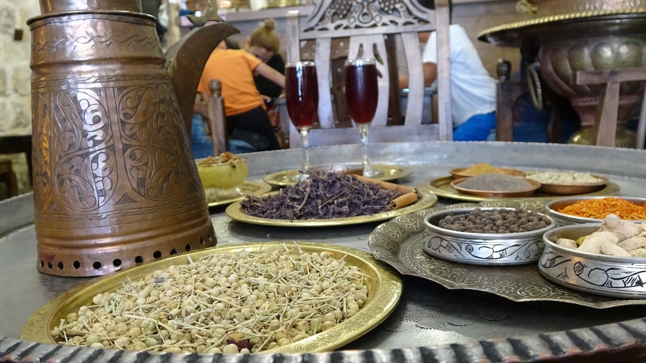 Mardin'de kavurucu yaz sıcağının serinleten içeceği 'reyhan şerbeti'