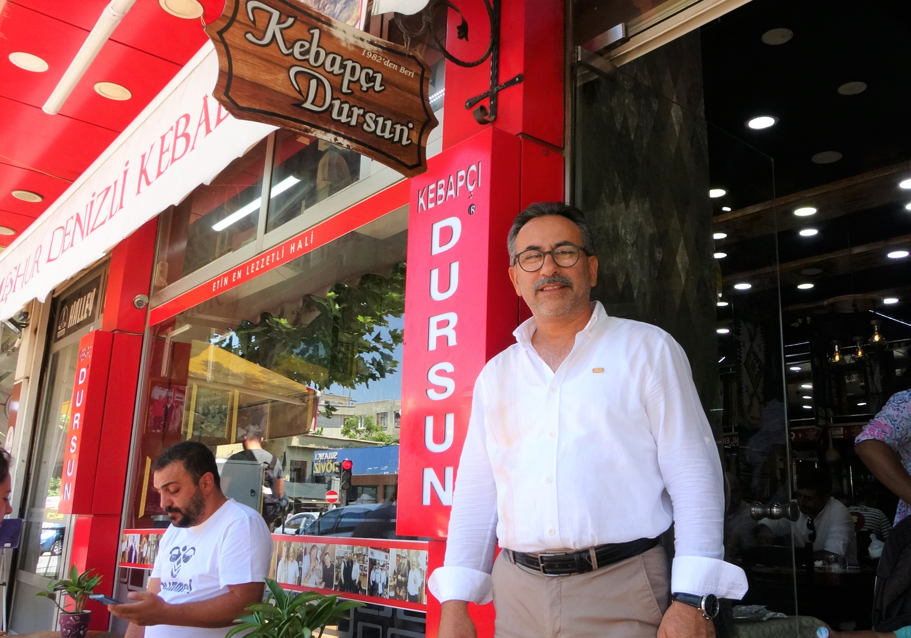 Bu restoranda çatal bıçak kullanmak yasak