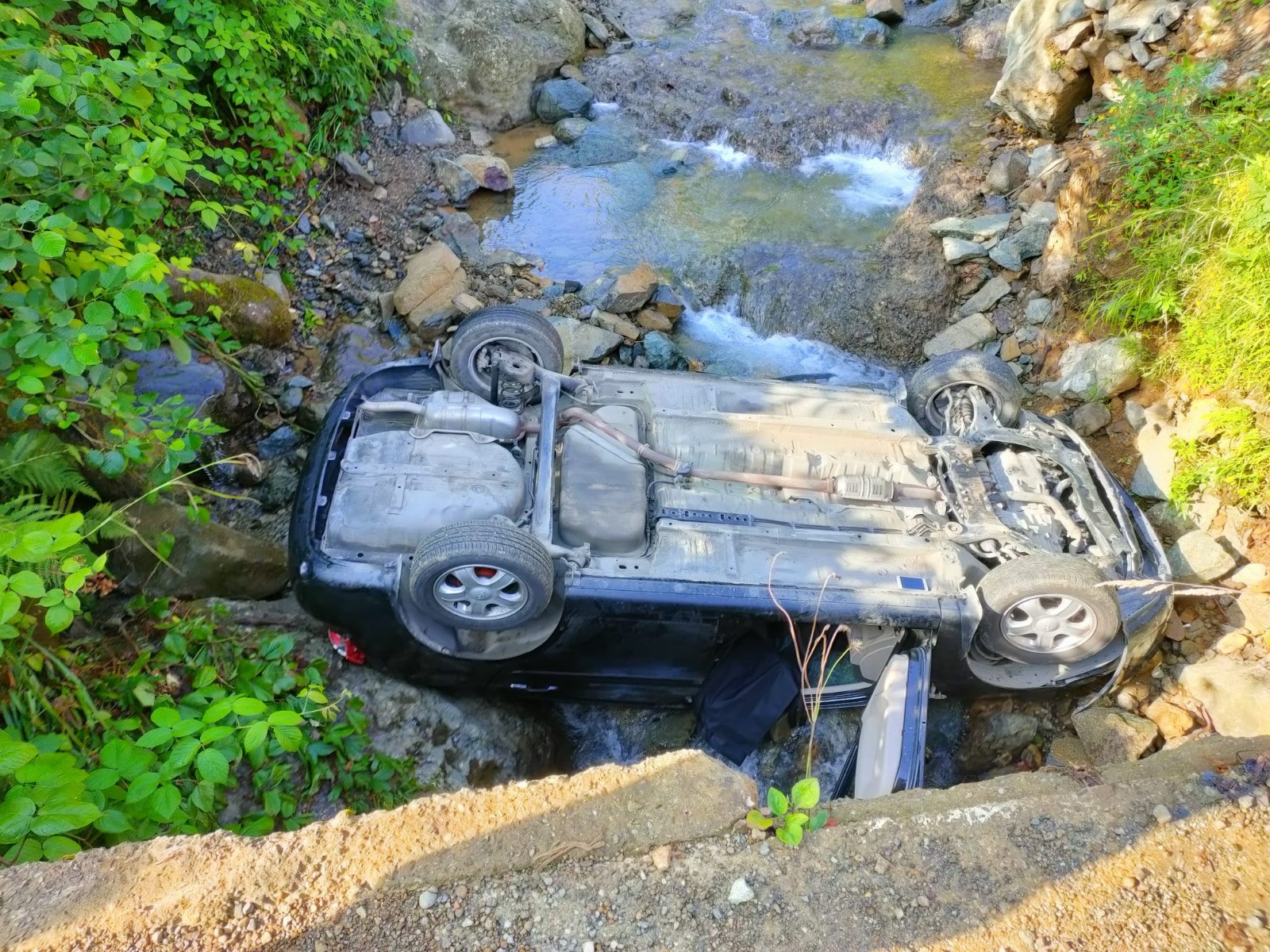 Köprüden düşen otomobildeki 1 kişi öldü, 1 kişi de yaralandı