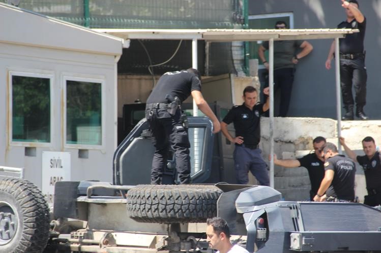 Zırhlı polis aracı devrildi: 1 şehit