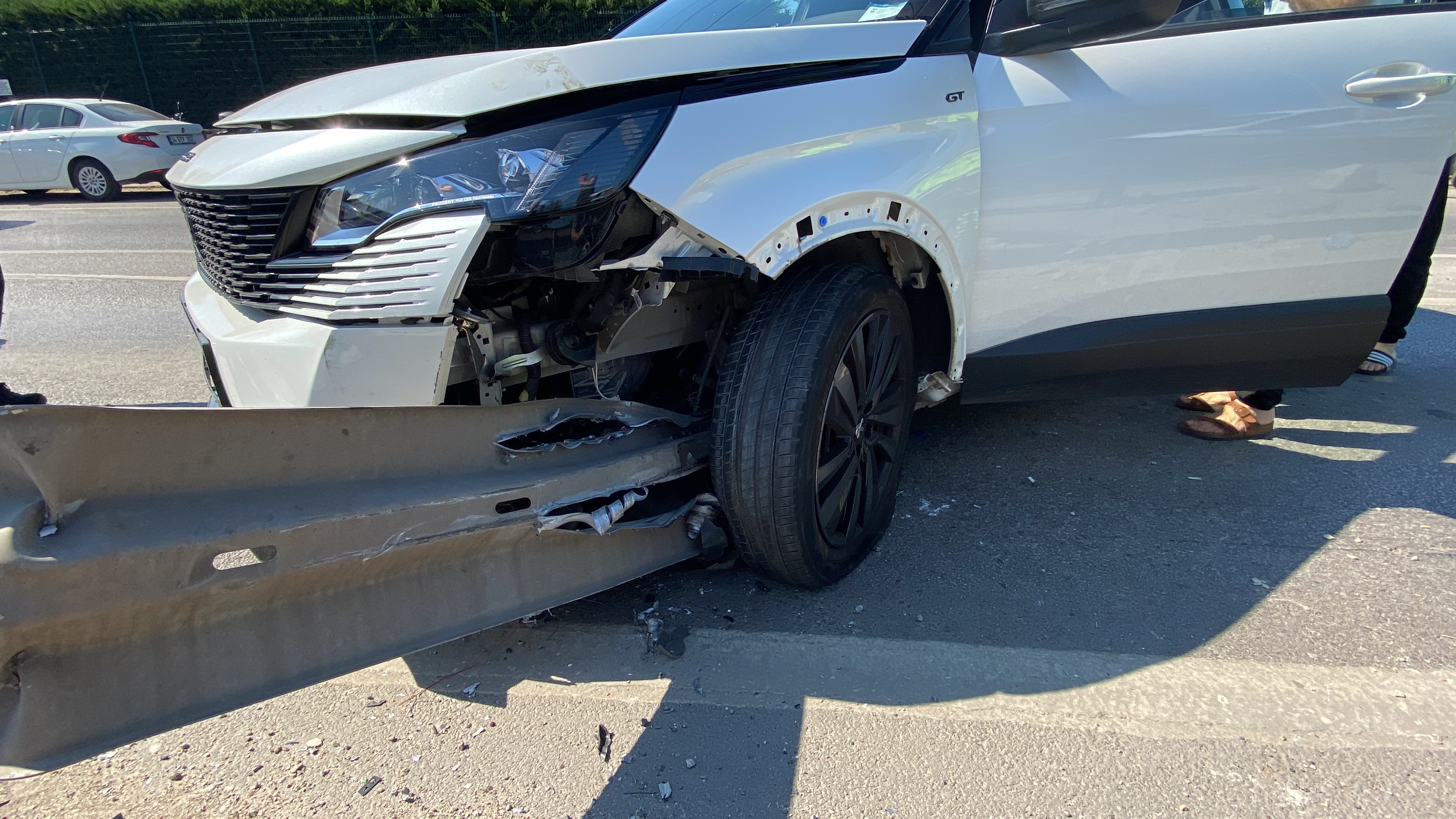 Otomobil bariyerlere ok gibi saplandı:1 yaralı