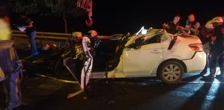 Otomobil tıra arkadan çarptı: 2 ölü