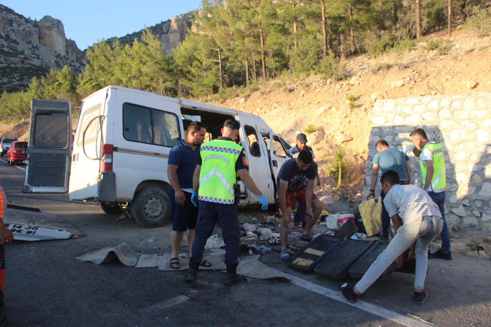 Tarım işçilerini taşıyan minibüs kaza yaptı: 1 ölü, 13 yaralı