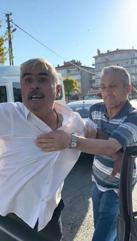 Aracın önünü kesip döner bıçağı ile tehdit ettiler