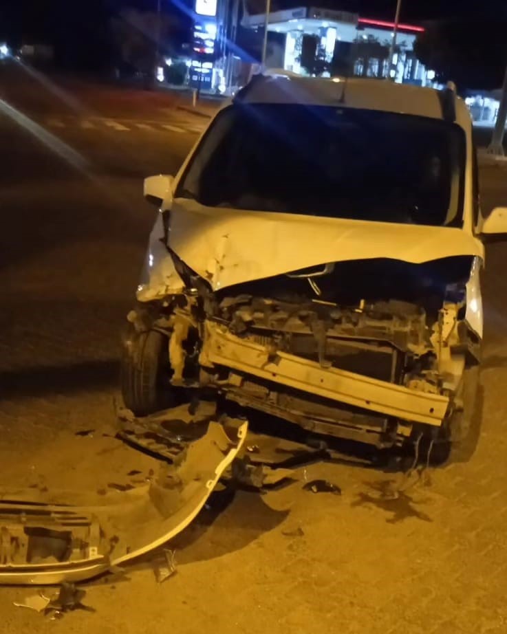 Hafif ticari araçla minibüs çapıştı: 7 yaralı
