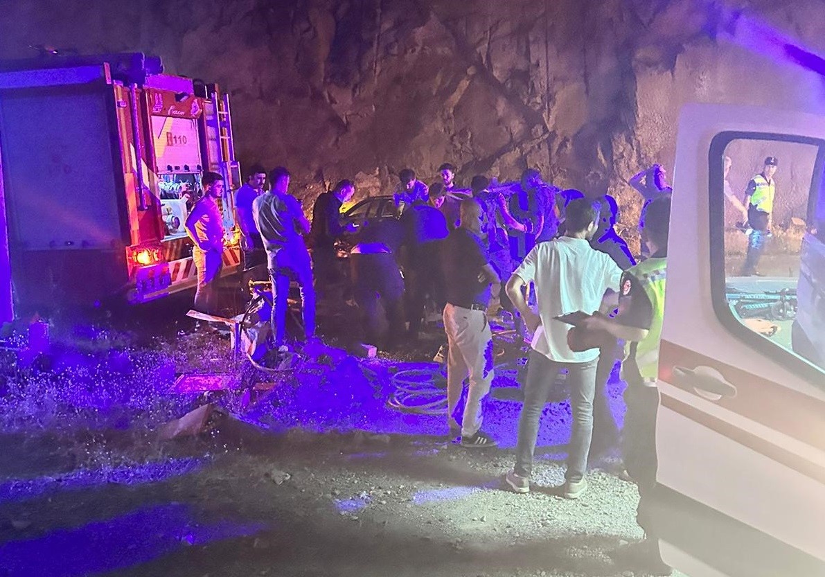 İki otomobil tünel çıkışında çarpıştı: 1 ölü, 3 yaralı