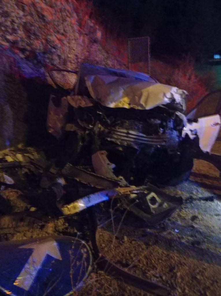 Otomobil kayalıklara çarptı: 1 ölü