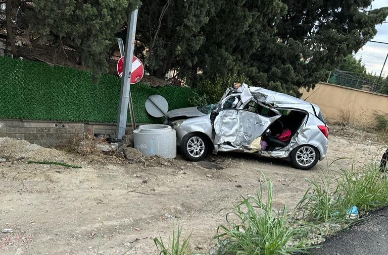 Yolcu otobüsü otomobille çarpıştı: 1 ölü, 2 yaralı