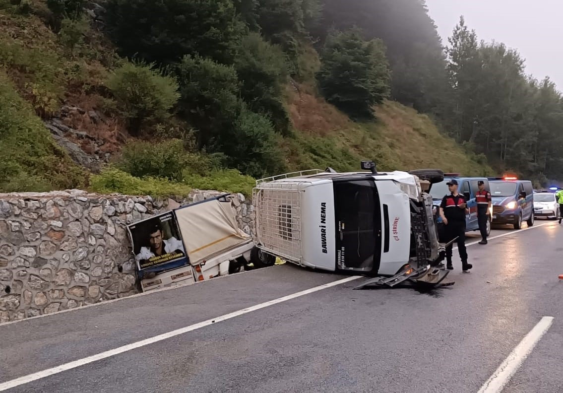 Tarım işçilerini taşıyan minibüs devrildi: 4'ü çocuk 10 yaralı