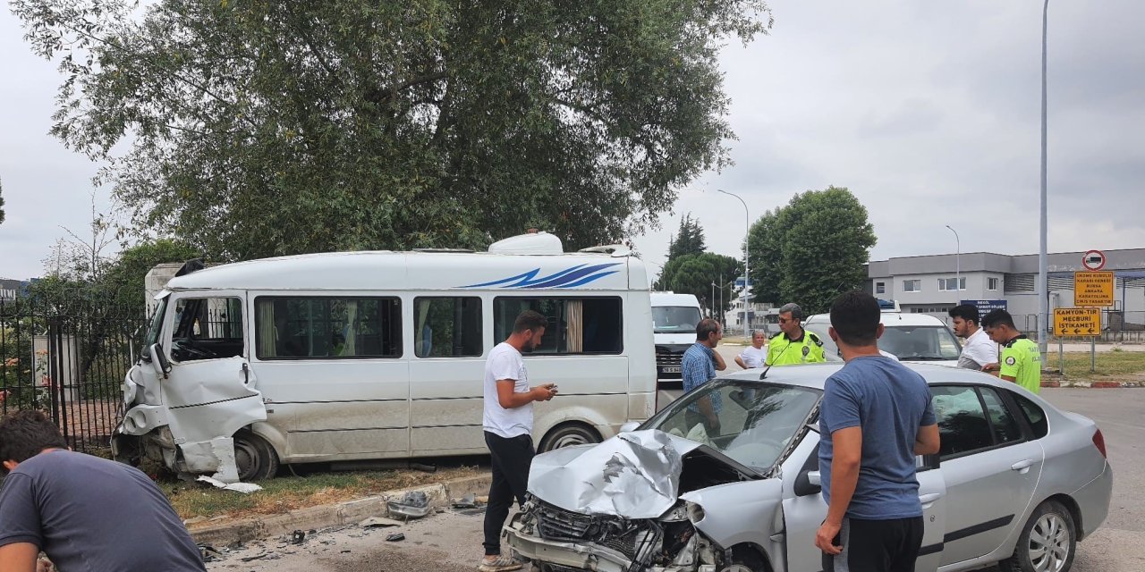Otomobil ile minibüs çarpıştı : 4 yaralı