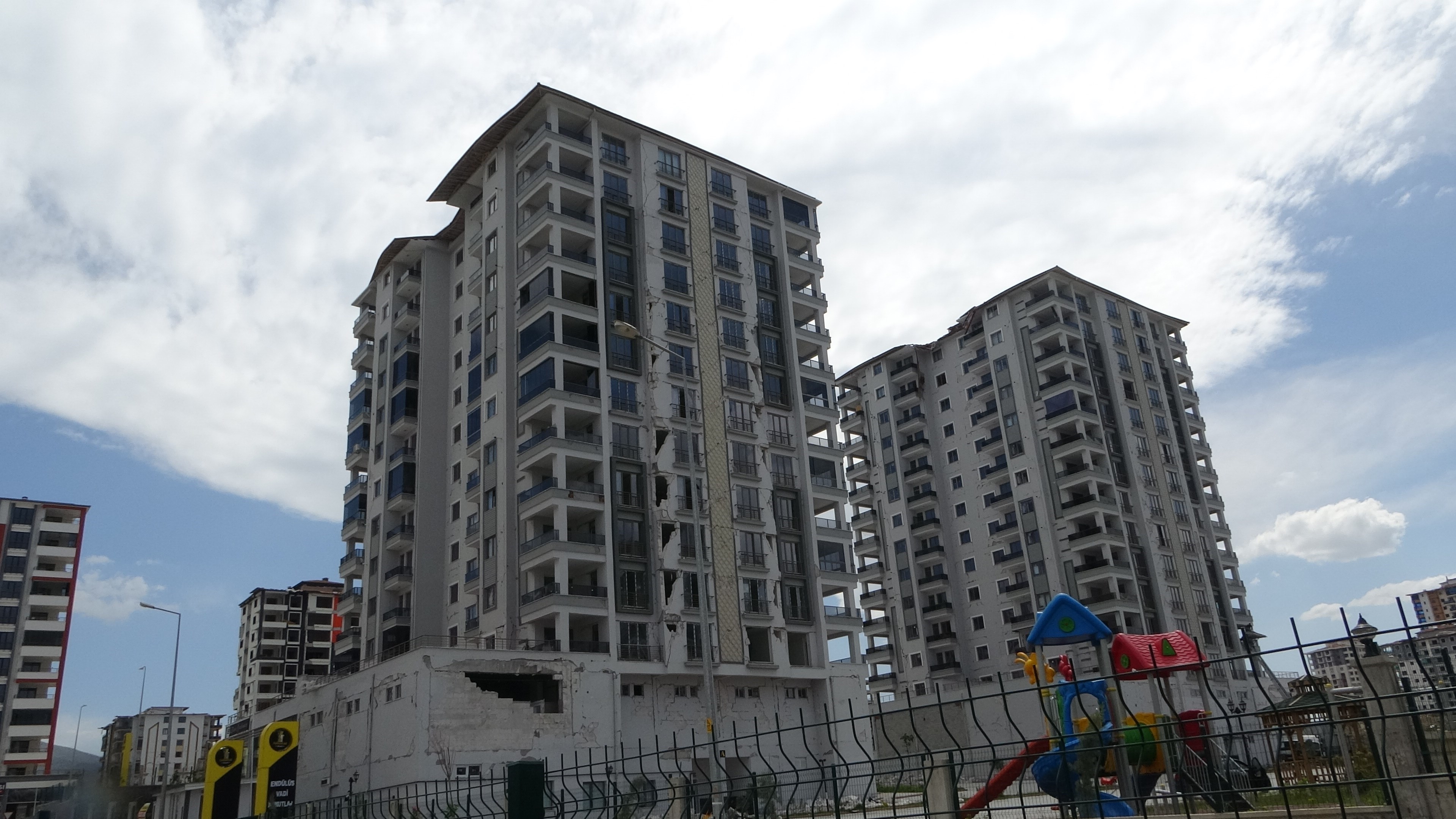 Malatya’da ağır hasarlı milyonluk binaların dinamitle yıkımına başlanıyor