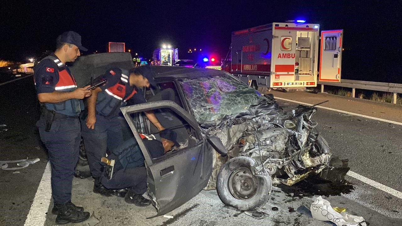 Zincirleme trafik kazası: 2 ölü, 12 yaralı