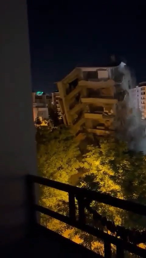 Malatya'daki deprem sonrası Elazığ'da yıkılan ağır hasarlı bina paniğe neden oldu