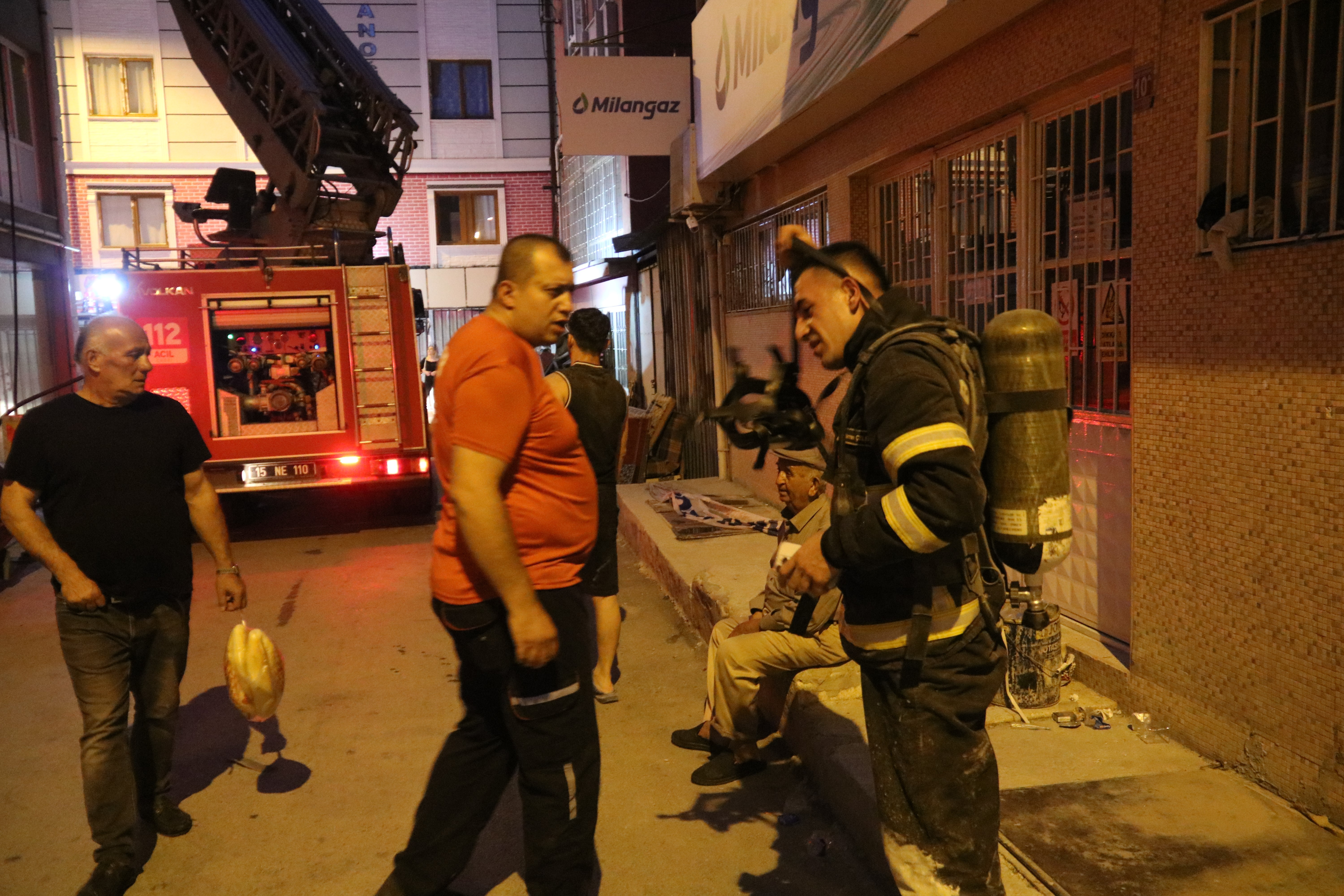 Ocakta unutulan yemek evi yakıyordu, 2 kişi dumandan etkilendi