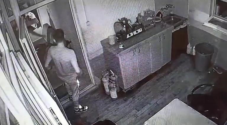 Önce soydular, sonra uyandırıp yakıt aldılar