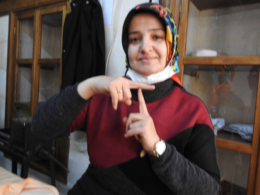 DUYMADAN KONUŞAMADAN BAKIRCILIK MESLEĞİNİ ÖĞRENİYOR