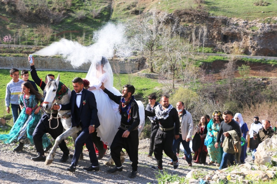 Şırnak'ta unutulmaya yüz tutan gelenek yaşatılıyor: Gelini ata bindirip damat evine götürdüler