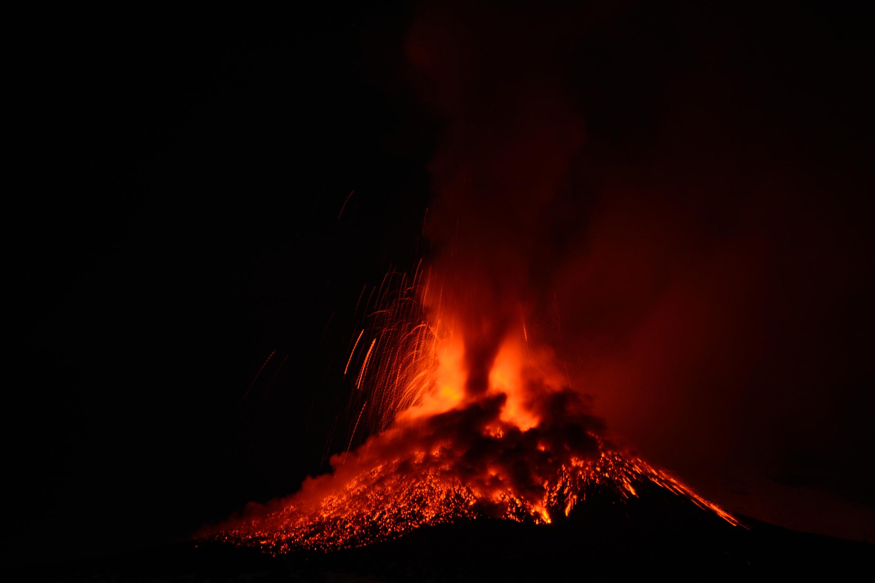 Etna Yanardağı yeniden faaliyete geçti