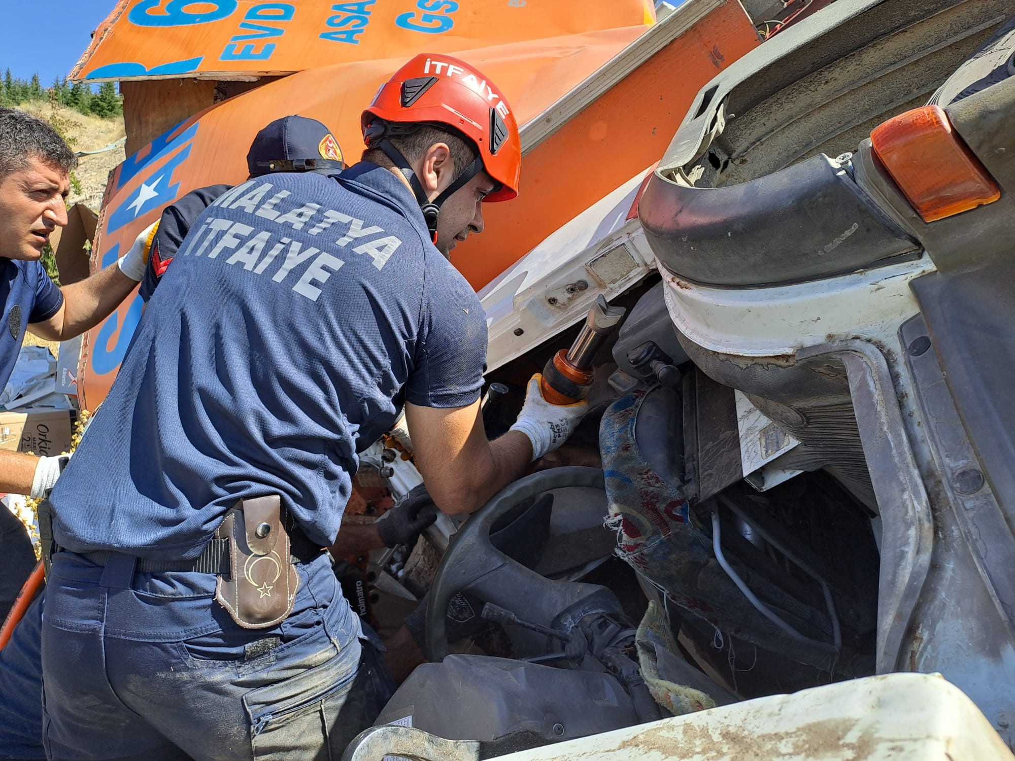 Freni patlayan kamyon şarampole devrildi: 2 ölü, 2 yaralı