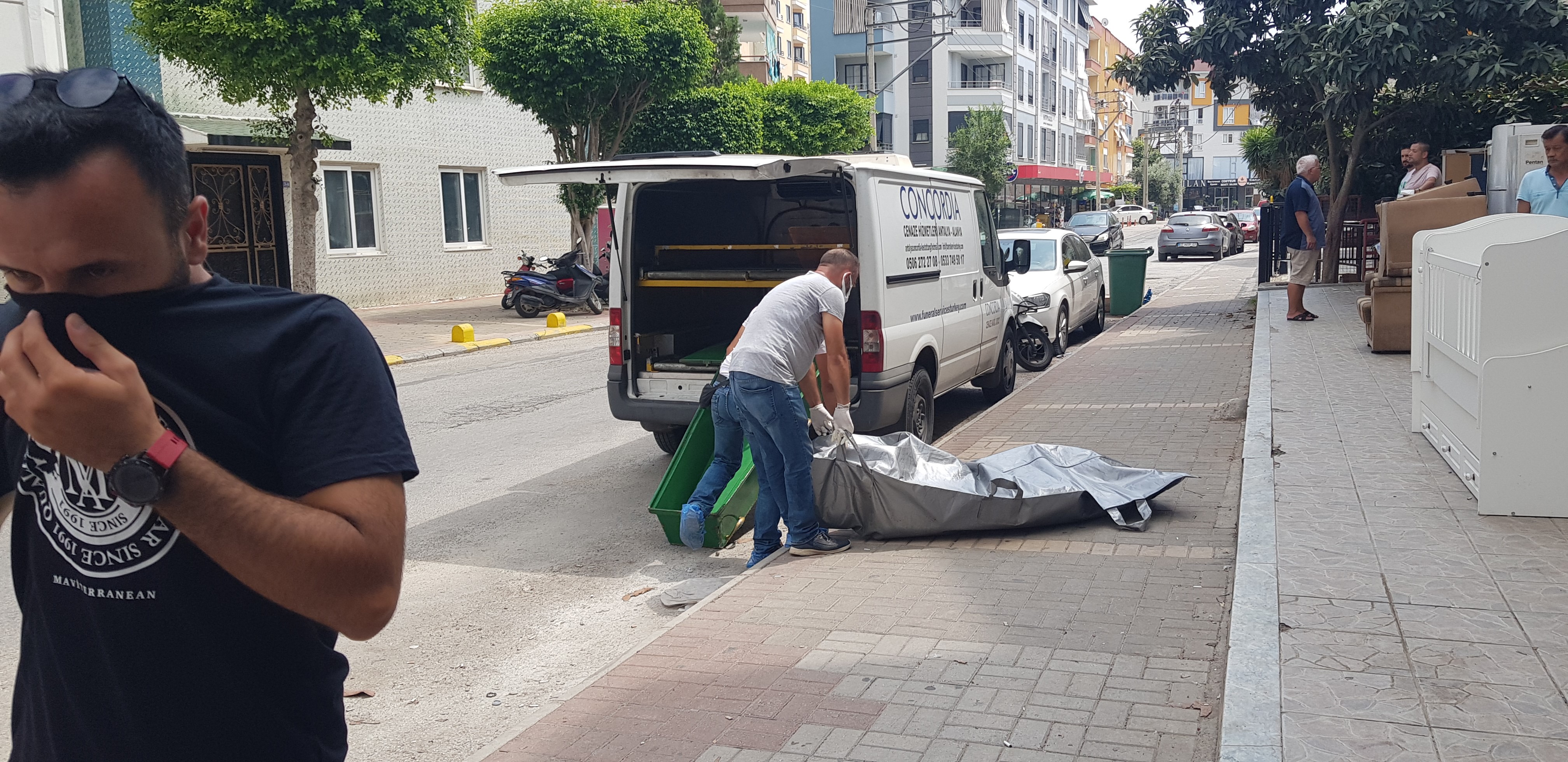 Finlandiyalı kadın Alanya'daki evinde ölü bulundu, ekipler kokudan taşımakta zorlandı