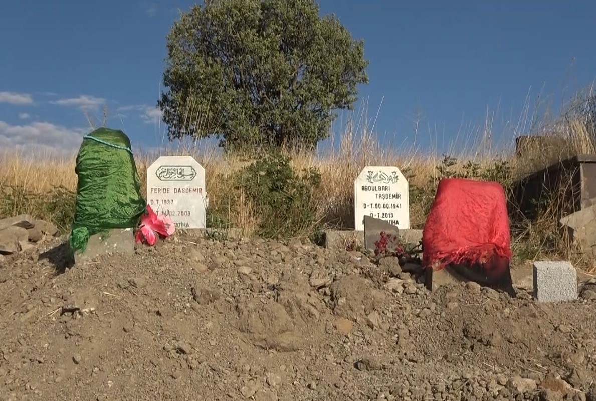 Muş'un Mem ve Zin'i yan yana defnedildi