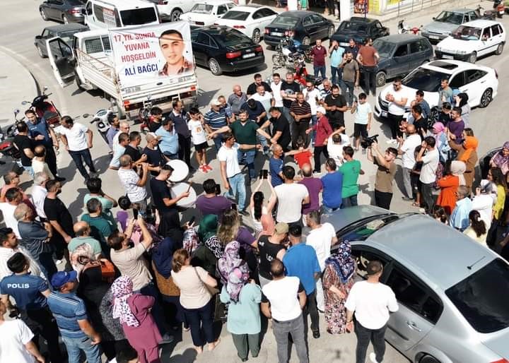 17 yıl yattığı cezaevinden izinli olarak çıktı, davul zurna eşliğinde konvoyla karşılandı