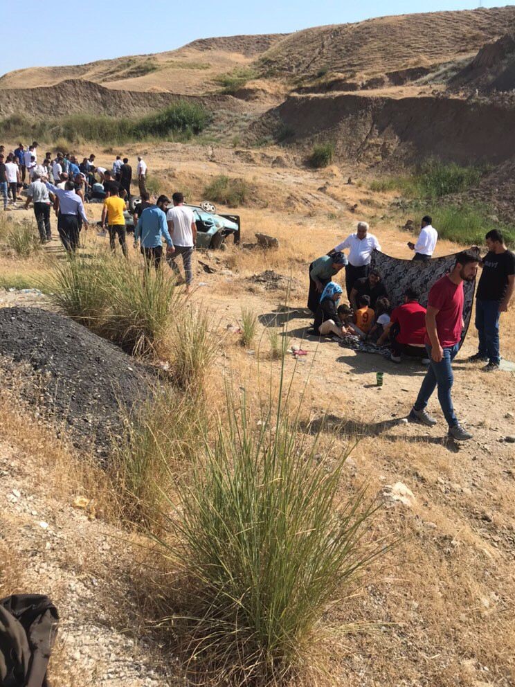 Otomobil şarampole yuvarlandı: 1 ölü, 8 yaralı
