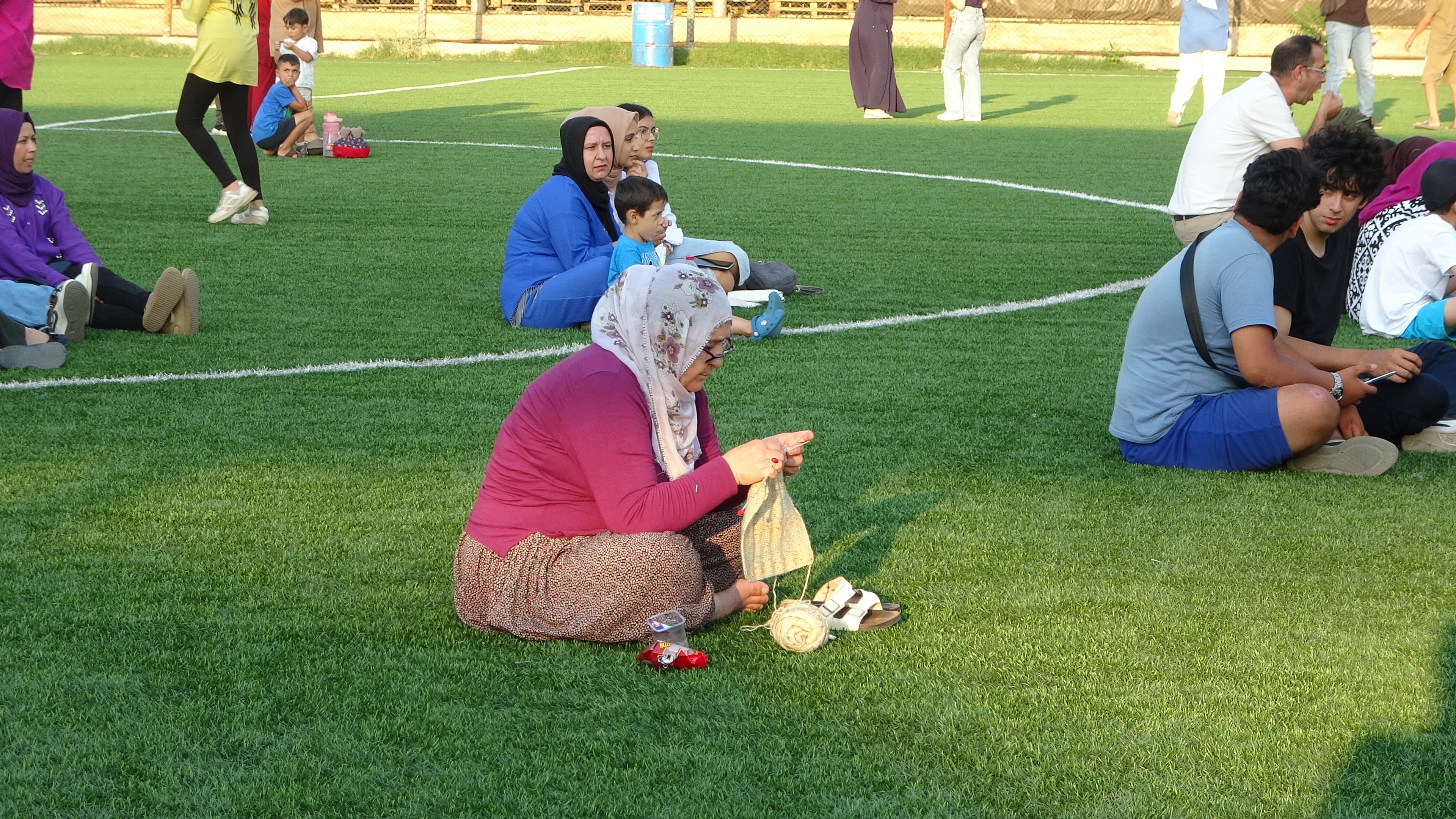 Manuş Baba'yı el işi yaparak bekledi